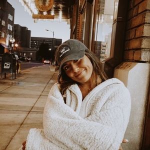 Meet your Posher, Olivia